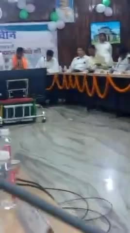 कैमूर भभुआ समाहरणालय बैठक में जिला कार्यक्रम क्रियान्वयन समिति के उपाध्यक्ष भाजपा जिला अध्यक्ष मनोज जायसवाल ने सवार दुर्गावती नदी में पूल बनाने और जिले के कई समस्याओं को   रखें