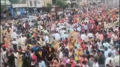 शिवपुरी नगर: शिवपुरी में मां काली का विसर्जन जुलूस निकाला गया, हजारों की संख्या में लोग हुए इकट्ठे, कंधों पर सवार थी मां काली