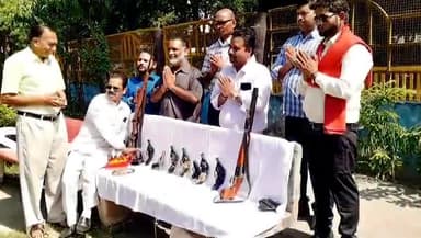 मुरादाबाद: शनिवार को अंबेडकर पार्क में दशहरे के मौके पर आयोजित किया गया शस्त्र पूजन