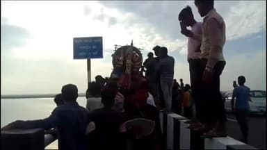 नौतन: नौतन प्रखंड क्षेत्र में दुर्गा माता की प्रतिमा का नदी में विसर्जन किया गया, पुलिस ने किया निरीक्षण