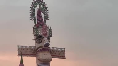 मथुरा: शहर के सदर बाजार स्थित रामलीला ग्राउंड में बनाया गया 50 फीट का रावण और अहिरावण का पुतला, बना आकर्षण का केंद्र