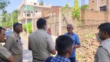 मथुरा: द्वारकापुरी में संपत्ति के विवाद में भिड़े भाई-बहन, पुलिस ने निर्माणाधीन कार्य को कराया बंद
