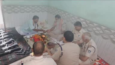 सिंगरौली: जयंत चौंकी में विजयदशमी पर्व के अवसर पर शस्त्र पूजन कार्यक्रम का हुआ आयोजन, मंत्रोच्चारण से गूंज उठा परिसर