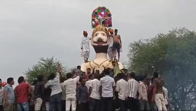 दलौदा: ग्राम धमनार में रावण वध की अनोखी परंपरा; पुतले का नहीं किया जाता दहन, नाक पर मुक्का मारकर तोड़ते हैं रावण का घमंड