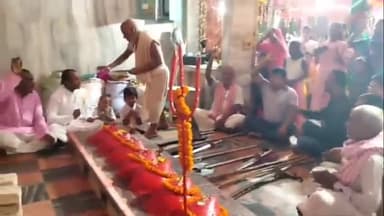 मंसूरचक: मंसूरचक प्रखंड क्षेत्र के दुर्गा मंदिर में विजयदशमी के अवसर पर भव्य शस्त्र पूजा का आयोजन हुआ