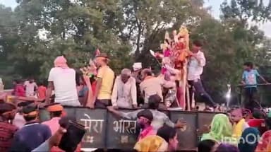 इकौना: जिले में विभिन्न स्थानों पर शोभायात्रा निकालकर मां दुर्गा की प्रतिमाओं का किया गया विसर्जन