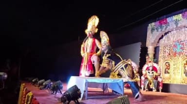 करछना: नैनी में आयोजित रामलीला मंचन के दौरान राम सेतु निर्माण और कुंभकरण वध की लीला देखकर लोग हुए रोमांचित