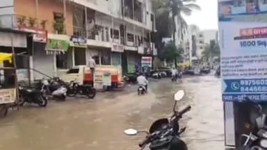 मुसळधार पावसाने बीड शहरातील रस्त्यांना तलावाचे स्वरूप प्राप्त झाले
