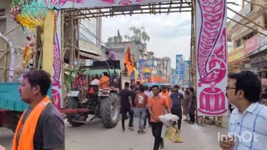 बलरामपुर: नवदुर्गा पूजा समिति के तत्वावधान में मूर्ति आयोजकों ने दुर्गा प्रतिमाओं को वीर विनय चौराहे पर किया एकत्रित