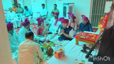 गुढ़: गुढ़ थाना में विधायक नागेंद्र सिंह ने पुलिस अधिकारियों के साथ की शस्त्र पूजा, क्षेत्र में सुख-शांति की कामना की