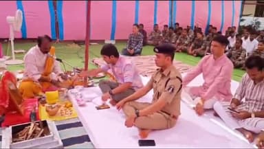 कोंडागांव: कोण्डागांव पुलिस लाइन में शस्त्र पूजा का आयोजन, पुलिस अधीक्षक वाय अक्षय कुमार ने शस्त्रों की पूजा की