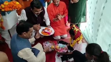 कटनी नगर: PWD कॉलोनी स्थित सांसद कार्यालय में भाजपा प्रदेश अध्यक्ष एवं सांसद वी डी शर्मा ने कन्या पूजन एवं शस्त्र पूजन किया