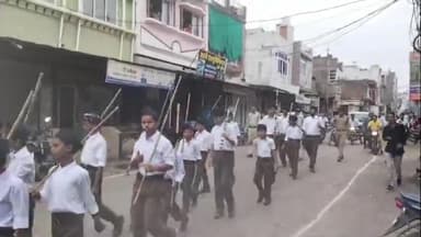 जीरापुर: विजयदशमी पर जीरापुर में RSS ने निकाला पथ संचलन, जगह-जगह पुष्प वर्षा कर किया गया स्वागत