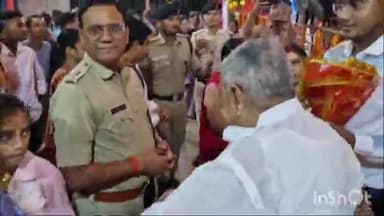 भभुआ: भभुआ वार्ड-16 में शक्ति नगर दुर्गा पूजा समिति ने डीएम और एसपी को चुनरी देकर किया सम्मानित