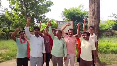 मुगलसराय: बबुरी कस्बा स्थित जल निगम की पानी की टंकी से पानी नहीं मिलने पर आक्रोशित कस्बा वासियों ने किया प्रदर्शन