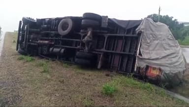 शाजापुर: सुनेरा के समीप बगदे भरा ट्रक अनियंत्रित होकर पलट गया