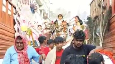 मुरादाबाद: दुर्गा पूजा महोत्सव के समापन के बाद मुरादाबाद में शोभा यात्रा निकालकर प्रतिमाओं का किया गया विसर्जन