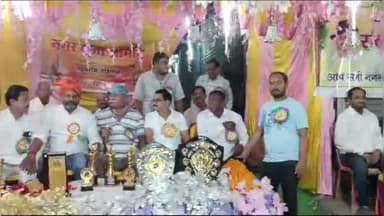 सासाराम: सासाराम में नगर पूजा समिति ने शोभायात्रा में शामिल लाइसेंसधारीयों को किया सम्मानित