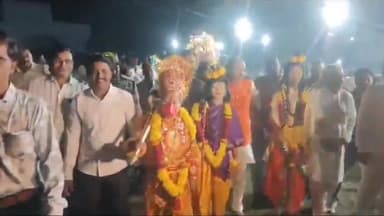 शाजापुर: मक्सी में रावण के पुतले का धूमधाम से दहन, मुख्य मार्गो से निकली शोभायात्रा, देर रात तक चला आयोजन