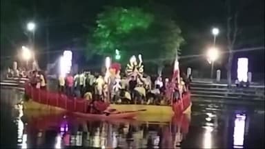 पीरटांड: बरवाडीह मानसरोवर तालाब में शनिवार रात 2:00 बजे तक दुर्गा प्रतिमा विसर्जन का दौर चलता रहा