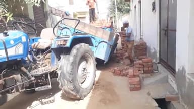 झुंझुनू: वार्ड नंबर 27 में पलट गई ईंट से भरी ट्राली, बड़ा हादसा होते-होते टला, सीवरेज कार्य के कारण हुआ हादसा