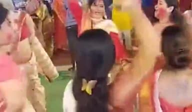 पटना ग्रामीण: कंकड़बाग के बंगाली अखाड़ा में सिंदूर खेला के साथ दी गई मां दुर्गा को विदाई