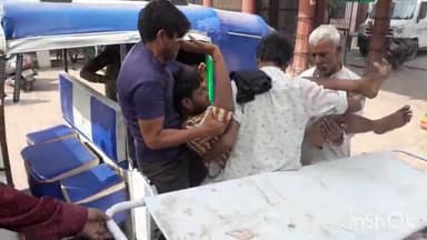 हाथरस: मुरसान थाना क्षेत्र के गांव हडेला में दबंगों ने घर में घुसकर युवक को लाठी-डंडों से मारपीट कर किया घायल