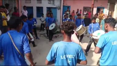 सासाराम: सासाराम के कोठा टोली में ढोल-नगाड़े के साथ निकाला गया जुलूस