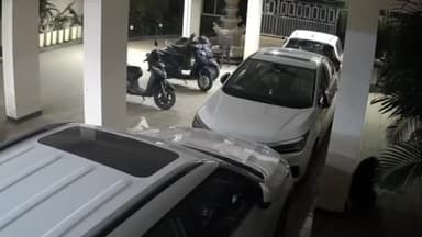 कांकेर: कांकेर शहर के एक व्यापारी के घर पार्किंग में दिखा दो भालू, वीडियो सोशल मीडिया पर हुआ वायरल