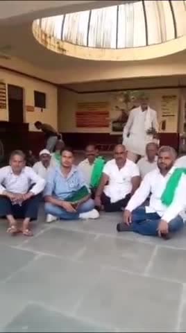 मुरादाबाद: सोमवार को किसानों ने गंभीर आरोप लगाते हुए तहसील पर किया प्रदर्शन
