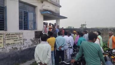 सिकटी: बाढ़ पीड़ित दर्जनों लोगों ने कुर्साकांटा के सीओ पर मुआवजे की राशि नहीं देने का लगाया आरोप