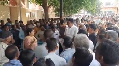 शाजापुर: सार्थक एप से उपस्थिति दर्ज कराने का विरोध, कलेक्ट्रेट कार्यालय में नायब तहसीलदार को सचिव और सहायक सचिवों ने सौंपा ज्ञापन