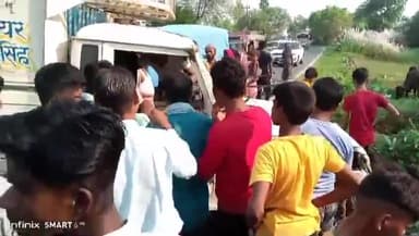 देवरिया में बच्चें को बचाने में विद्युत विभाग का पिकअप अनियंत्रित होकर पलटा चालक सहित 09 घायल