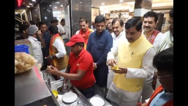 इंदौर: मुख्यमंत्री मोहन यादव को लगी भूख,तो विजयनगर पर रूककर खाए गोलगप्पे