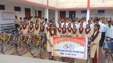 मंदसौर: शासकीय हायर सेकेंडरी स्कूल रठाना में बालिकाओं के बीच वितरित की गई साइकिल