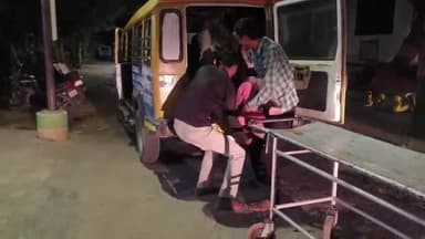 झुंझुनू: बीती रात एक कार चालक ने टैक्सी और बाइक को मारी टक्कर, महिलाएं और बच्चे हुए घायल