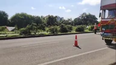 आहेरवडगाव फाट्यावर भरधाव वेगात आलेला कंटेनर पलटी झाला, धुळे सोलापूर महामार्गावरील घटना