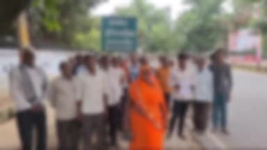 कन्नौज: उहिदापुर गांव में परेशान ग्रामीणों ने एसपी से की मांग, गांव में अश्लील हरकतें करने का आरोप