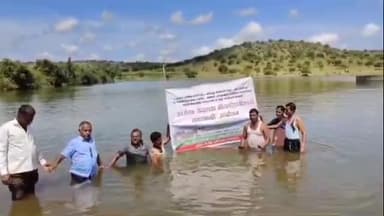 चराठा येथील प्राथमिक आरोग्य केंद्राच्या वीज जोडणीसाठी काकदरा साठवण तलावात जलसमाधी आंदोलन