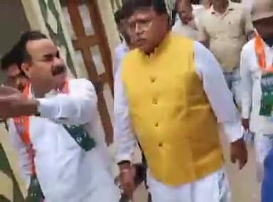 ग्वालियर गिर्द: वार्ड नंबर-9 में पहुंचकर ऊर्जा मंत्री प्रद्युम्न सिंह तोमर ने लोगों से की मुलाकात, सुनीं समस्याएँ