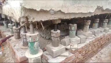 रामानुजगंज: रामचंद्रपुर में एक मकान को जेक के सहारे 60 फीट पीछे किया जा रहा है शिफ्ट