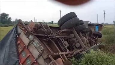 झिरन्या: ग्राम चैनपुर के पास अनियंत्रित होकर पलटा यूरिया खाद से भरा एक ट्रक, नहीं हुई कोई जनहानि