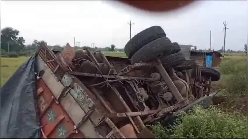 झिरन्या: ग्राम चैनपुर के पास अनियंत्रित होकर पलटा यूरिया खाद से भरा एक ट्रक, नहीं हुई कोई जनहानि