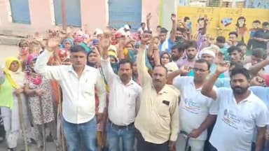 धनौरा: गजरौला पालिका के सामने नगर पालिका कर्मचारियों ने एक माह का वेतन न मिलने पर धरना प्रदर्शन शुरू किया