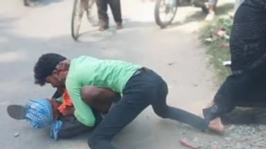 निचलौल: निचलौल नगर के सामुदायिक स्वास्थ्य केंद्र के पास प्रेमिका के पति और प्रेमी में हुई मारपीट, मौके पर पहुंची पुलिस