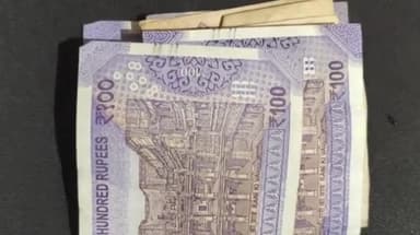 मंदसौर: नेहरू बस स्टैंड से पुलिस ने सट्टा अंक लिख रहे एक आरोपी को किया गिरफ़्तार, ₹320 की नक़दी ज़ब्त