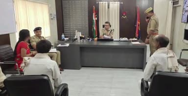 मुगलसराय: पुलिस लाइन में आयोजित जनता दर्शन में एसपी ने फरियादियों की समस्याएं सुनीं