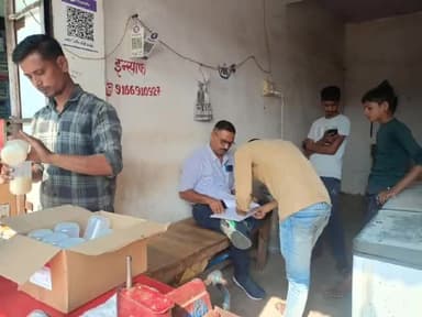 धौलपुर: आगामी त्योहारों के मद्देनजर बसेड़ी कस्बे से लिए गए खाद्य पदार्थों के नमूने, जांच के बाद होगी कार्रवाई