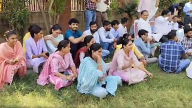 झुंझुनू: झुंझुनू नगर परिषद परिसर में नगर परिषद कर्मचारियों ने किया कार्य बहिष्कार, बैठे धरने पर