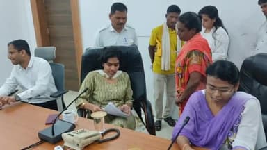 कलेक्टर सुश्री संस्कृति जैन ने कलेक्ट्रेट सभागार में आयोजित हुई #जिलास्तरीय_जनसुनवाई में आवेदकों की समस्याएं सुनी।